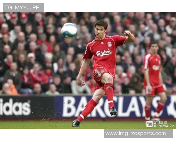 足球中场号的战术解析与技术提升之路探讨 足球中场号的战术解析与技术提升之路探讨